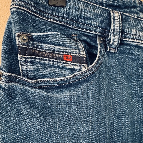 Diesel Men's Waykee Medium Wash denim Jean Size 31x32 - Picture 3 of 8